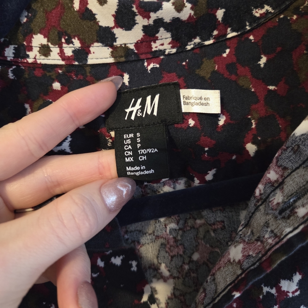H&M Men's Abstract Pattern Button Down Shirt - Picture 5 of 6
